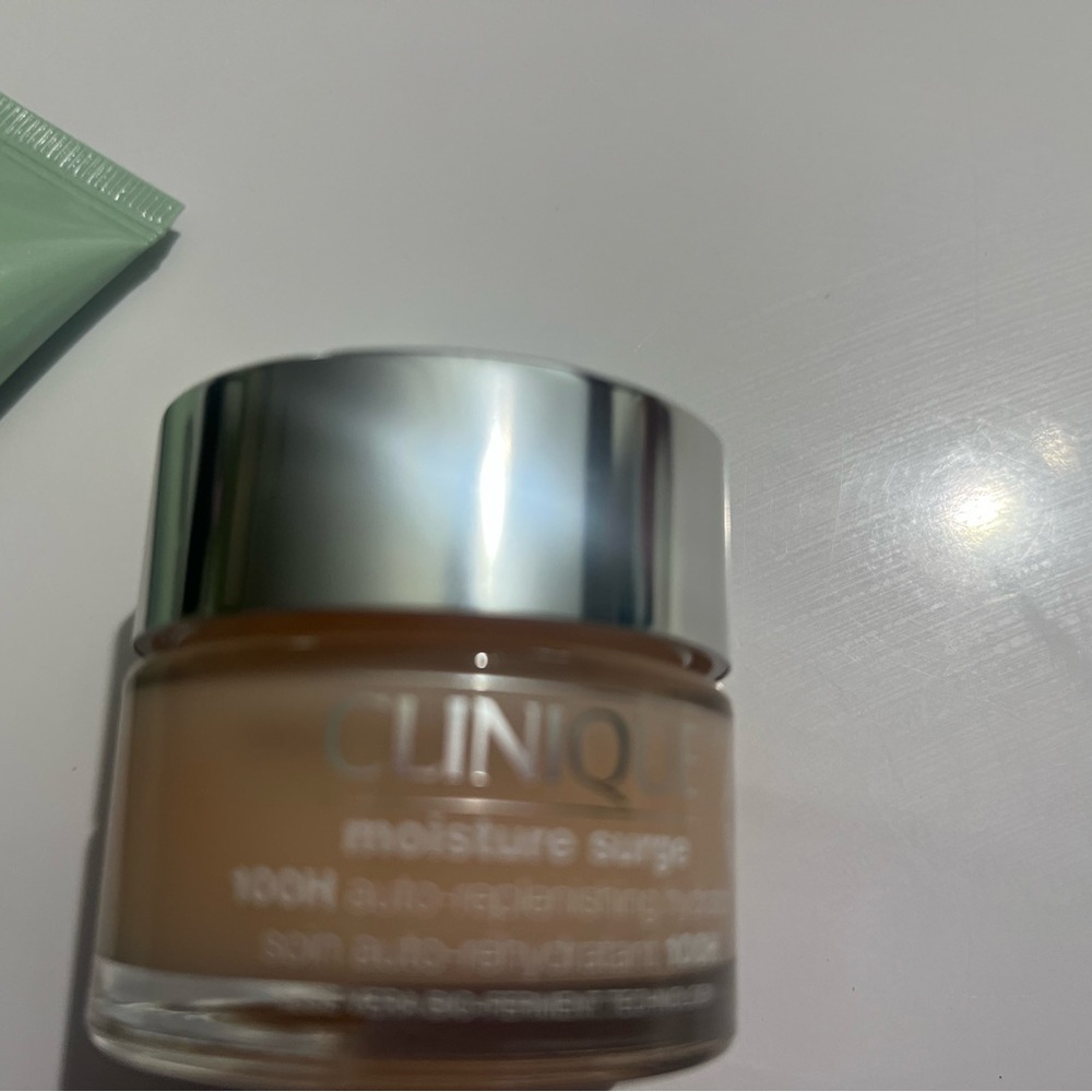 Clinique Moisture Surge Primer Jar in Light Beige with Silver Cap